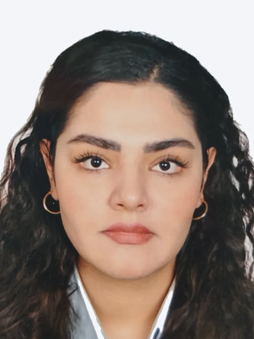 Eine Wissenschaftlerin und ein Wissenschaftler arbeiten hinter einer Glasfassade und mischen Chemikalien mit Großgeräten.