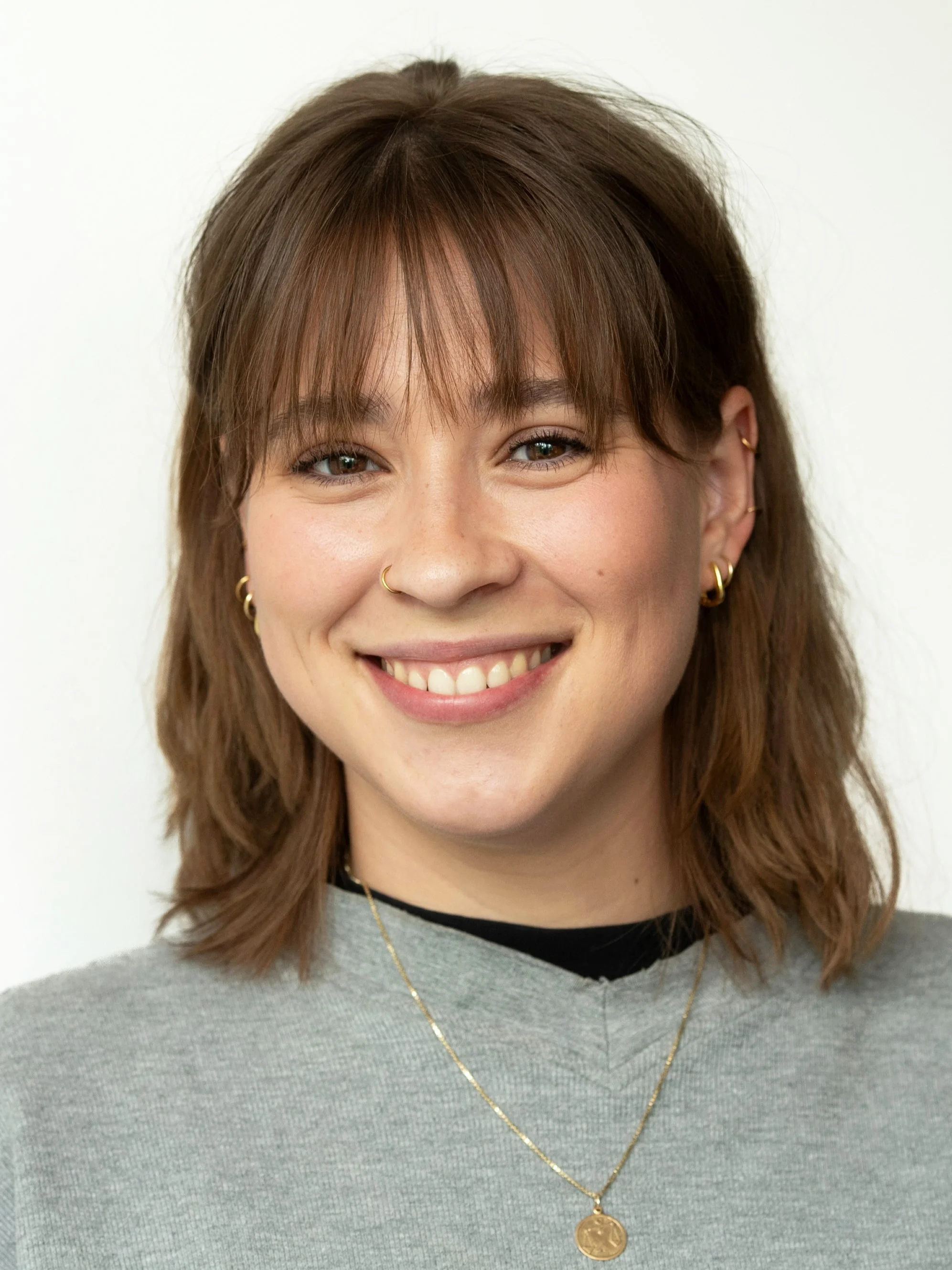 Eine Wissenschaftlerin und ein Wissenschaftler arbeiten hinter einer Glasfassade und mischen Chemikalien mit Großgeräten.