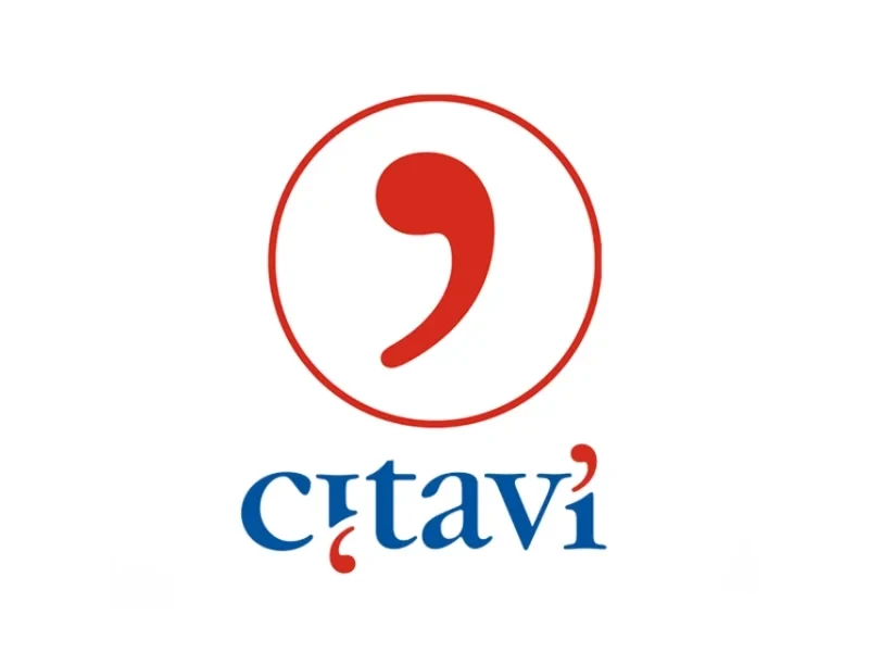 Eine Wissenschaftlerin und ein Wissenschaftler arbeiten hinter einer Glasfassade und mischen Chemikalien mit Großgeräten.